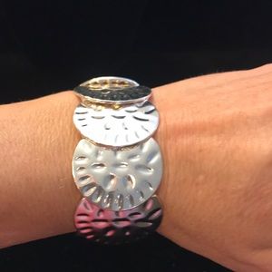 Erica Lyons, Bracelet